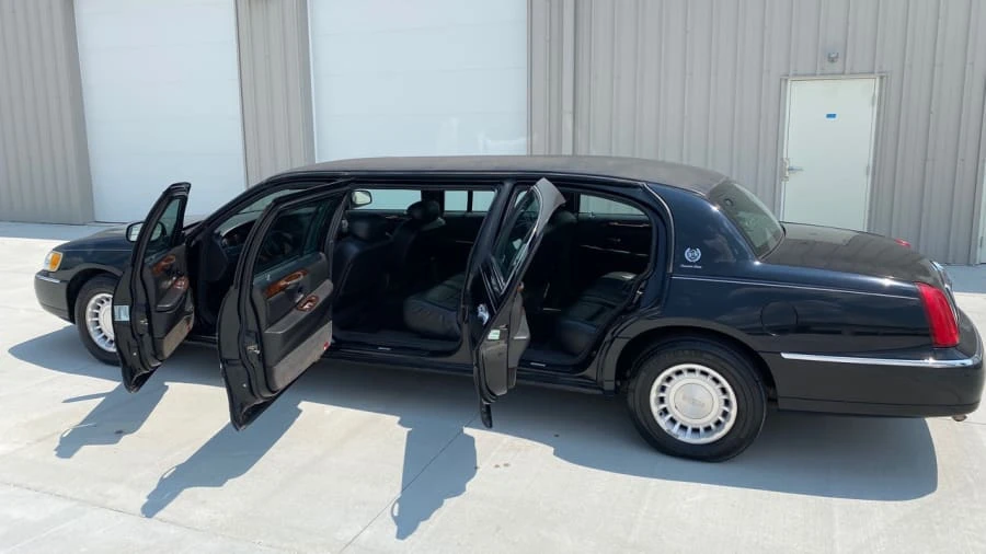 2001 Lincoln Town Car - Image 3 of 17