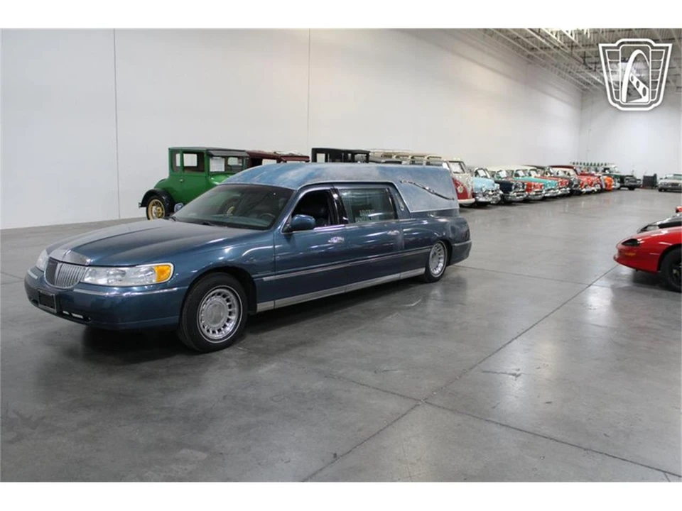 2001 Lincoln Town Car - Image 2 of 31