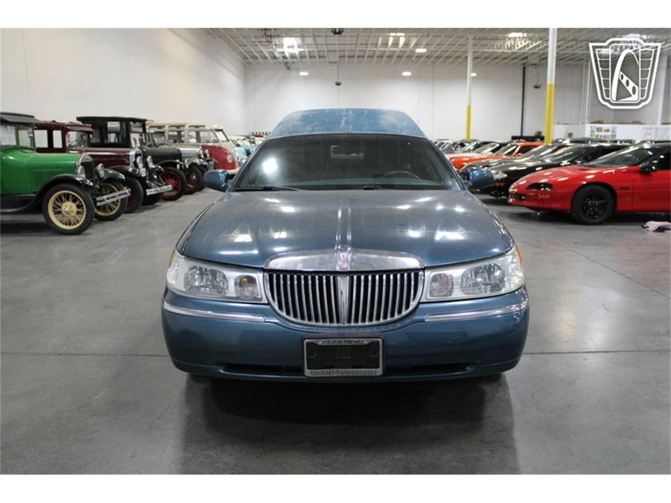 2001 Lincoln Town Car - Image 13 of 31