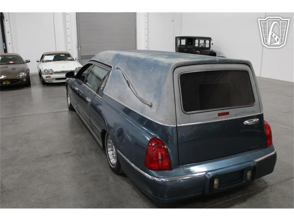 2001 Lincoln Town Car - Image 8 of 31