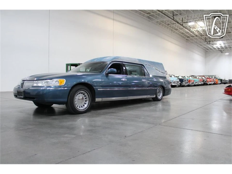 2001 Lincoln Town Car - Image 3 of 31