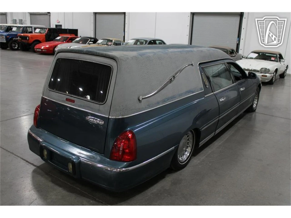 2001 Lincoln Town Car - Image 10 of 31