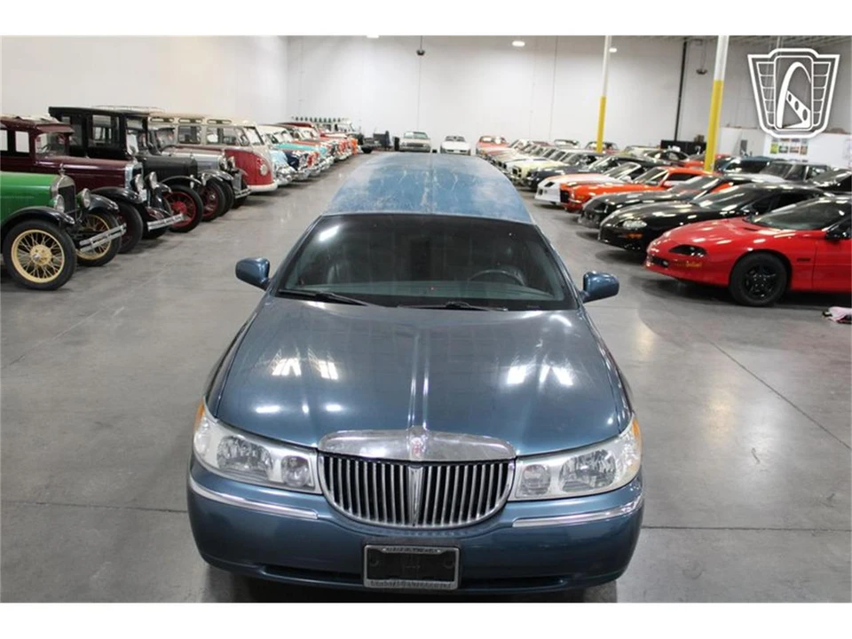 2001 Lincoln Town Car - Image 5 of 31