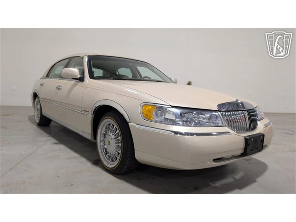 2001 Lincoln Town Car - Image 21 of 31
