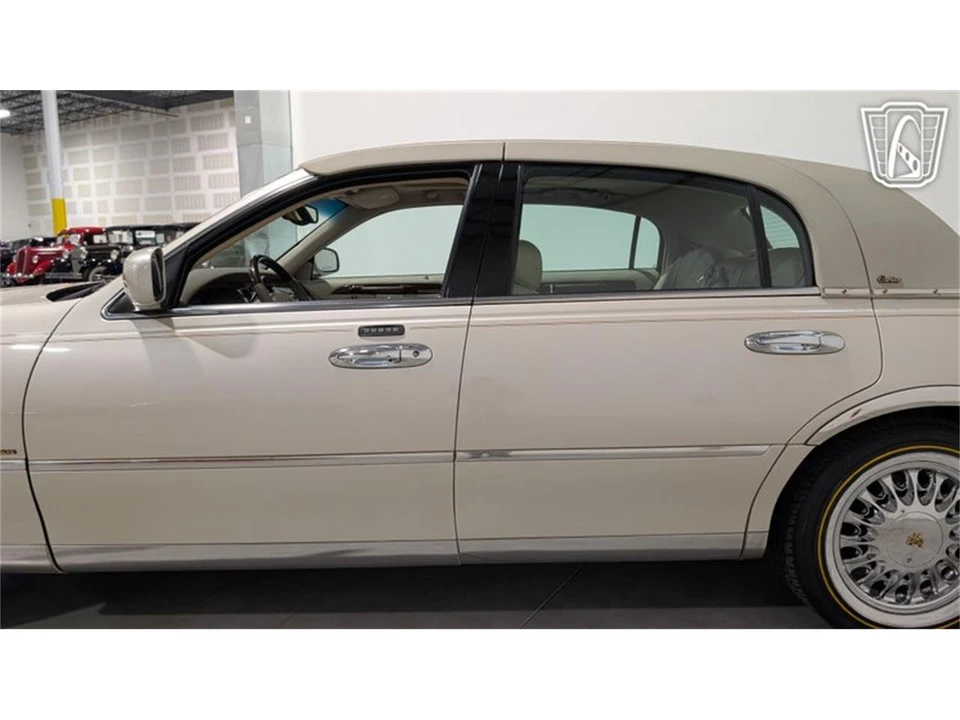 2001 Lincoln Town Car - Image 31 of 31