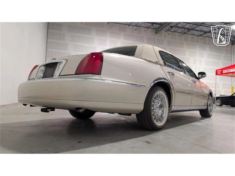 2001 Lincoln Town Car - Image 16 of 31