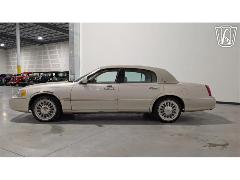 2001 Lincoln Town Car - Image 6 of 31