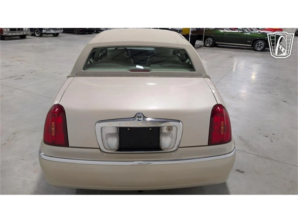 2001 Lincoln Town Car - Image 11 of 31