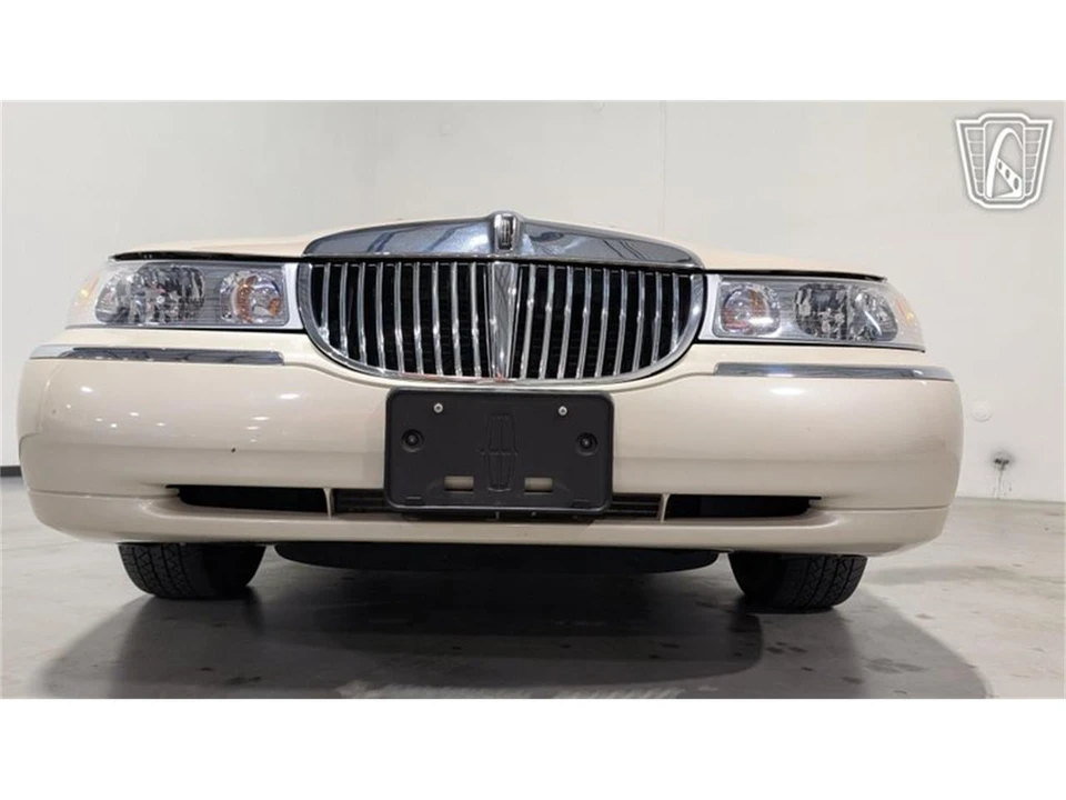 2001 Lincoln Town Car - Image 26 of 31