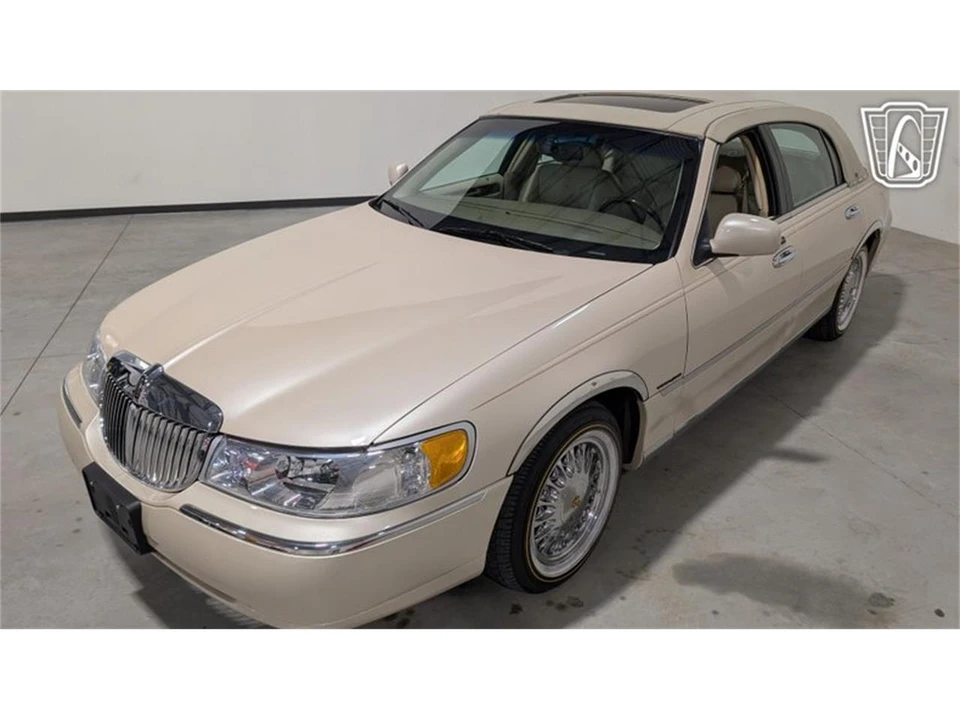 2001 Lincoln Town Car - Image 2 of 31