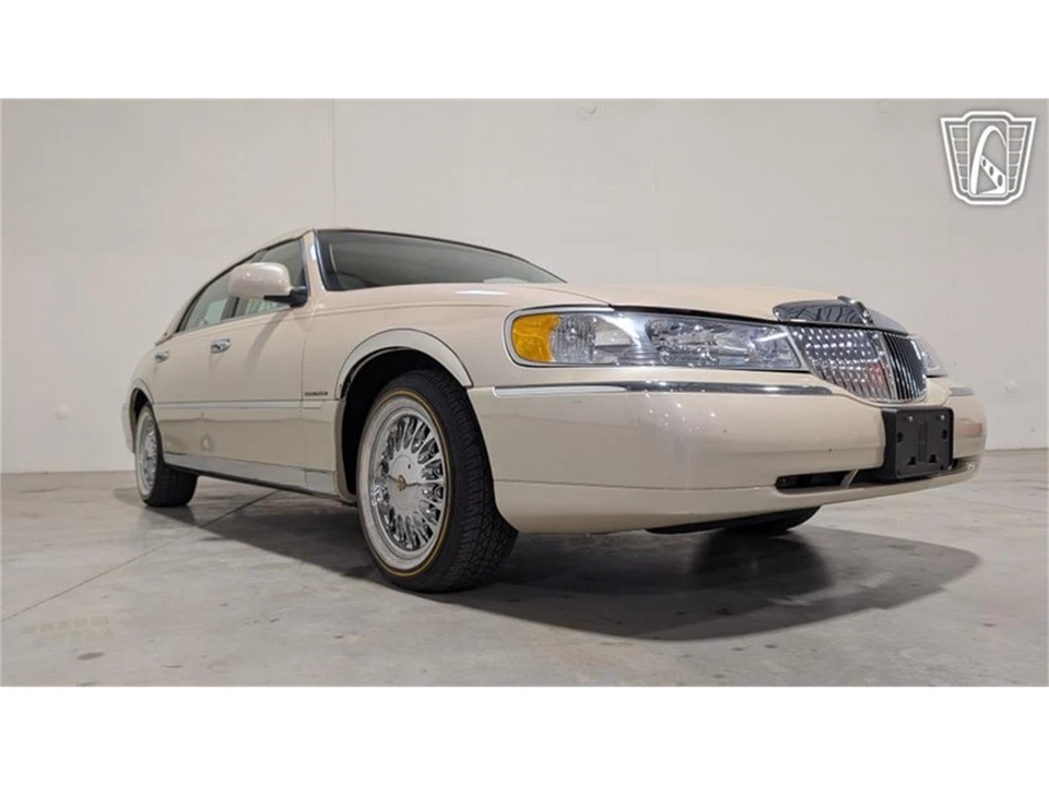 2001 Lincoln Town Car - Image 22 of 31