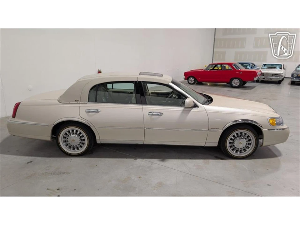 2001 Lincoln Town Car - Image 17 of 31