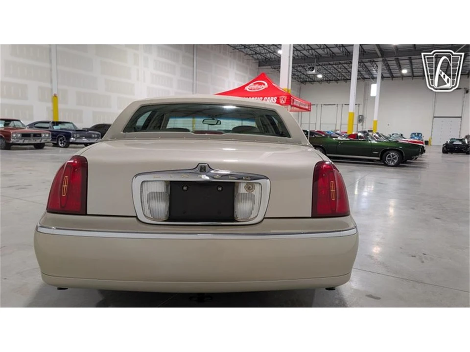 2001 Lincoln Town Car - Image 12 of 31