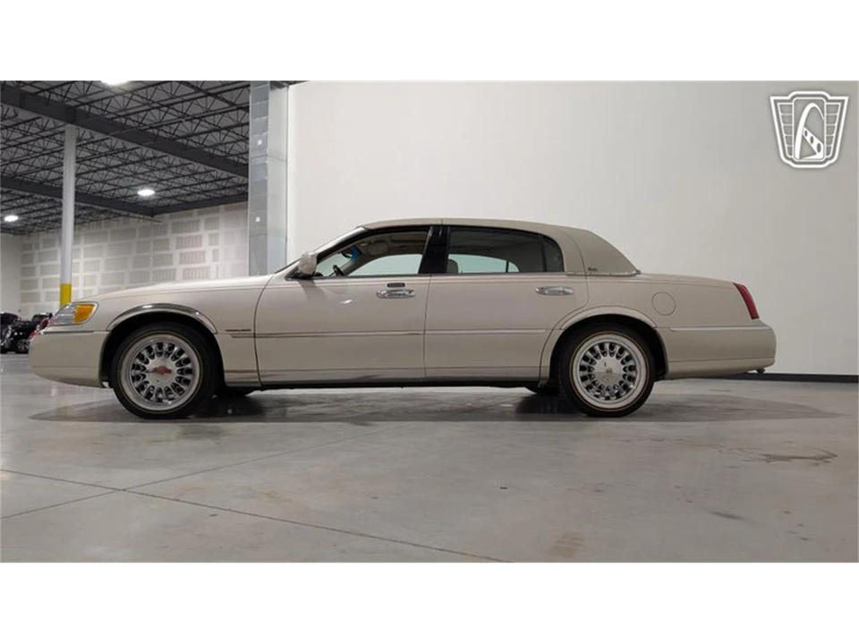 2001 Lincoln Town Car - Image 7 of 31
