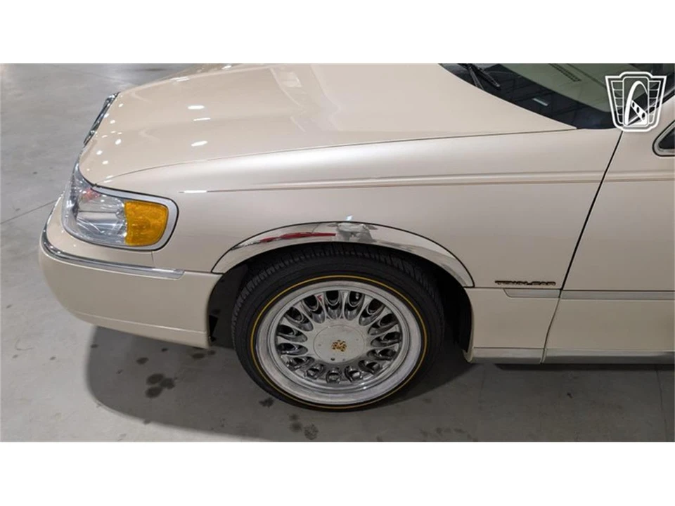 2001 Lincoln Town Car - Image 27 of 31