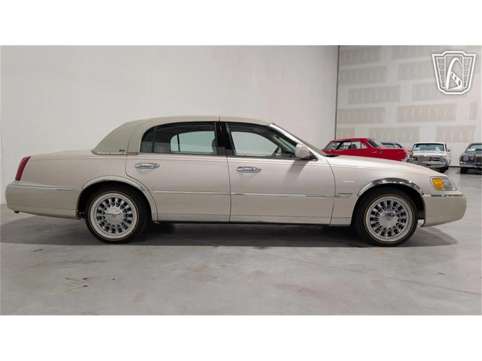 2001 Lincoln Town Car - Image 18 of 31