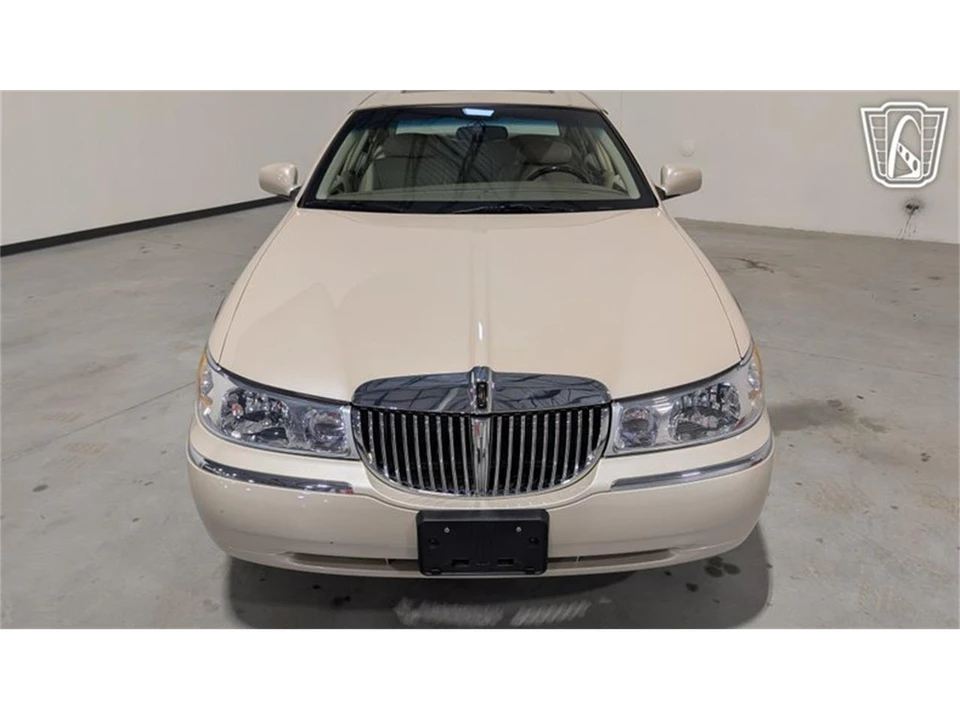 2001 Lincoln Town Car - Image 23 of 31