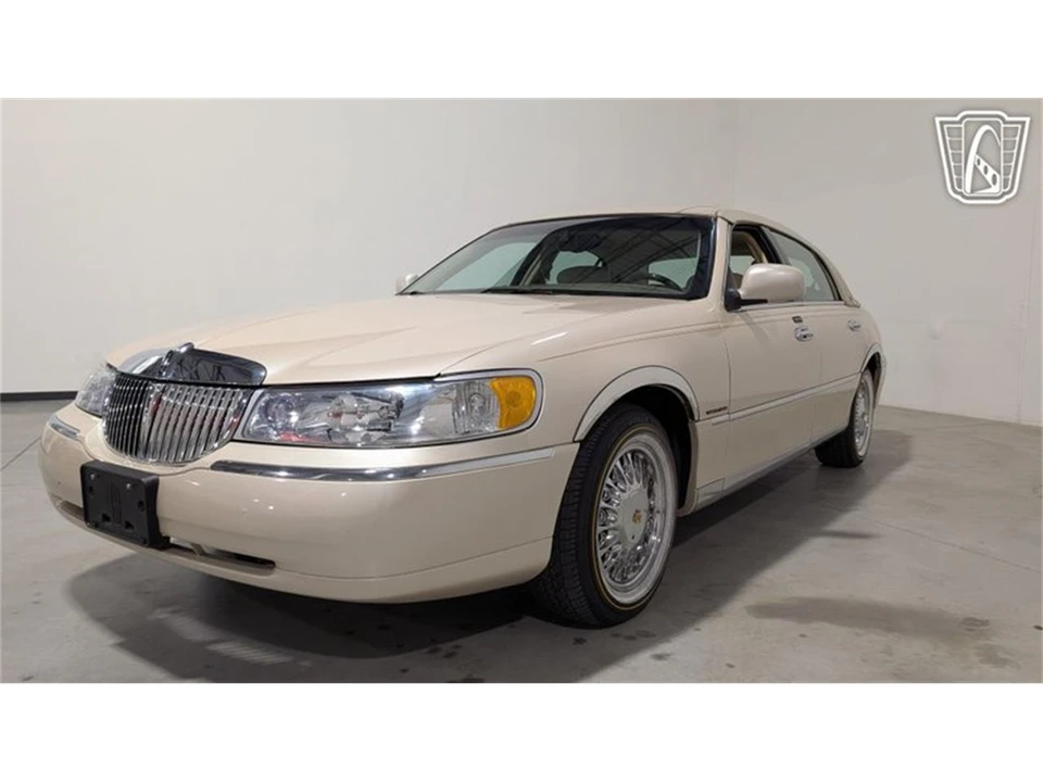 2001 Lincoln Town Car - Image 3 of 31