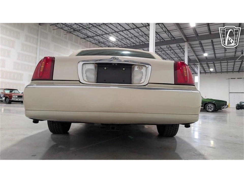 2001 Lincoln Town Car - Image 13 of 31