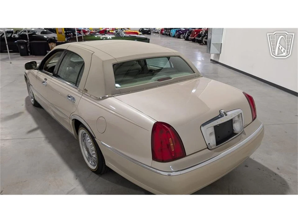 2001 Lincoln Town Car - Image 8 of 31