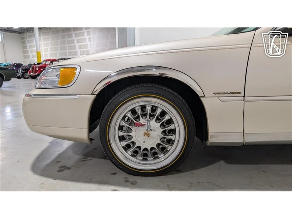 2001 Lincoln Town Car - Image 28 of 31