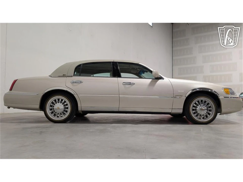 2001 Lincoln Town Car - Image 19 of 31