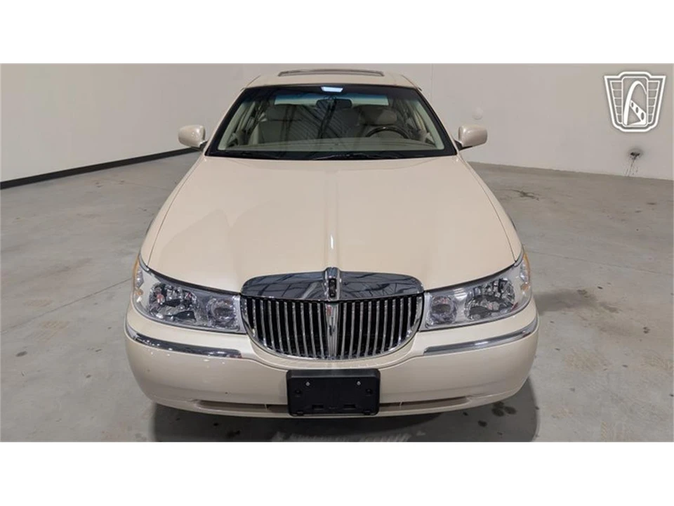 2001 Lincoln Town Car - Image 24 of 31
