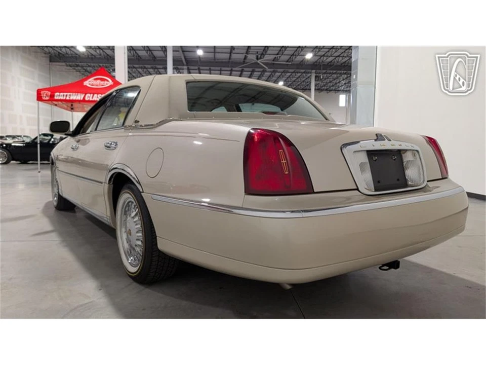 2001 Lincoln Town Car - Image 9 of 31