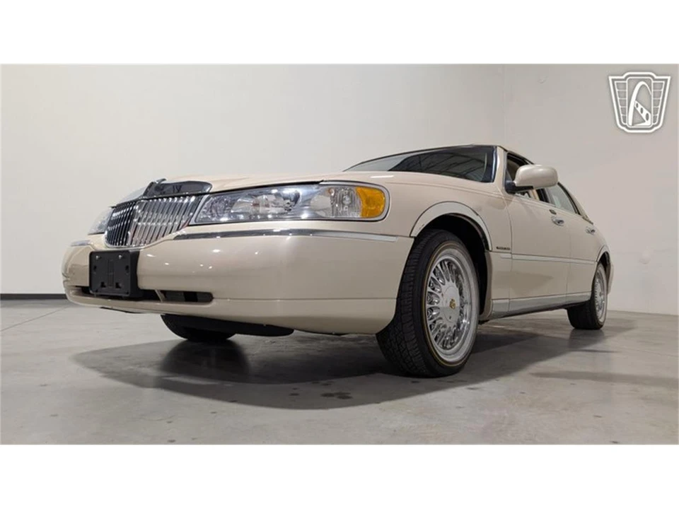 2001 Lincoln Town Car - Image 4 of 31