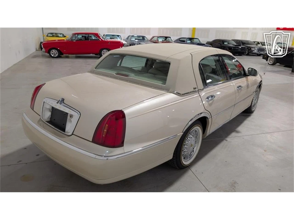 2001 Lincoln Town Car - Image 14 of 31