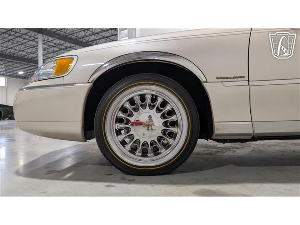 2001 Lincoln Town Car - Image 29 of 31