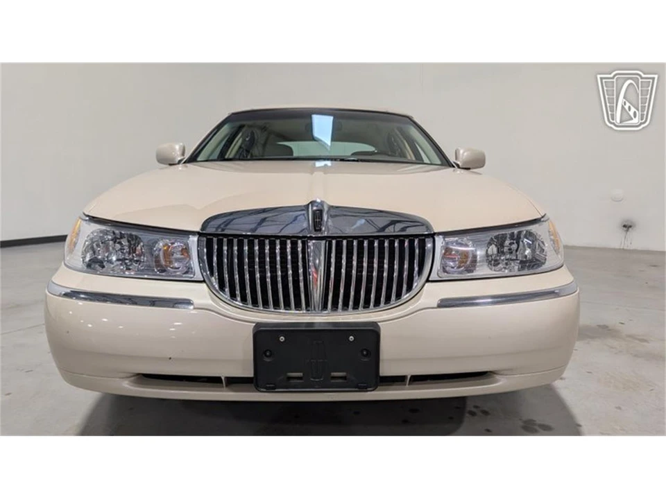 2001 Lincoln Town Car - Image 25 of 31