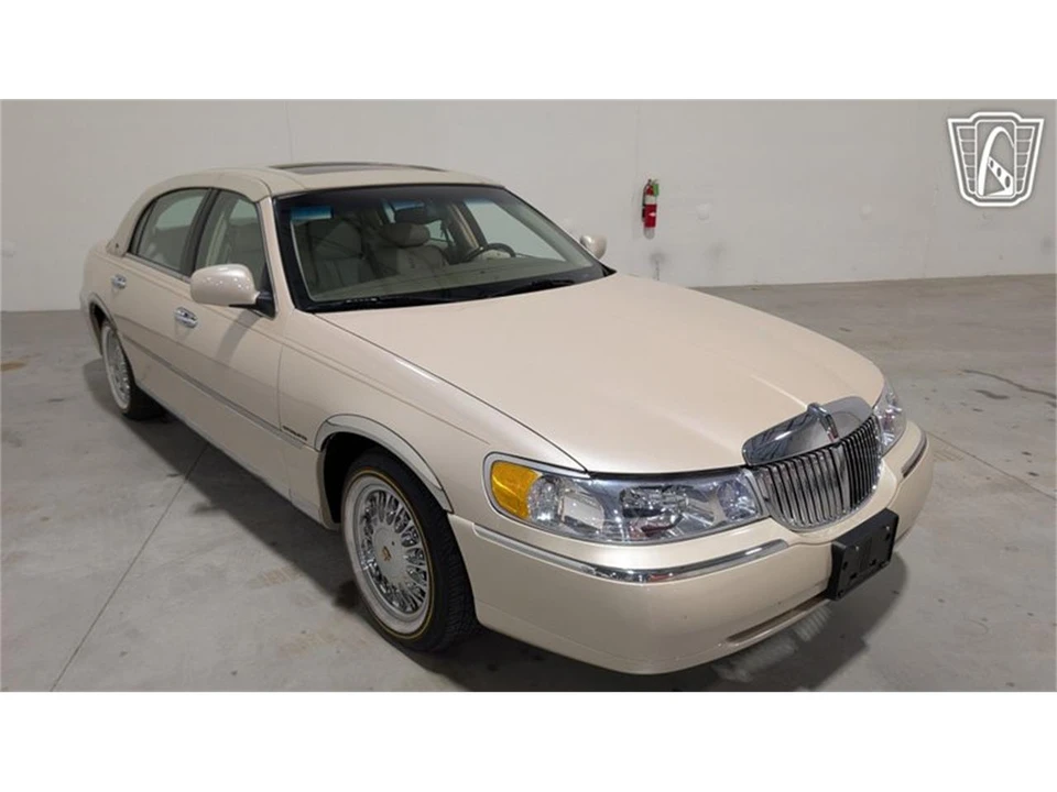 2001 Lincoln Town Car - Image 20 of 31