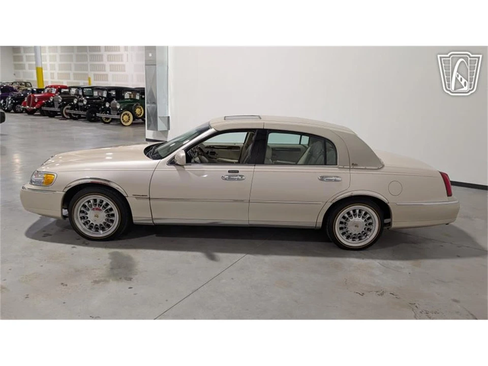 2001 Lincoln Town Car - Image 5 of 31