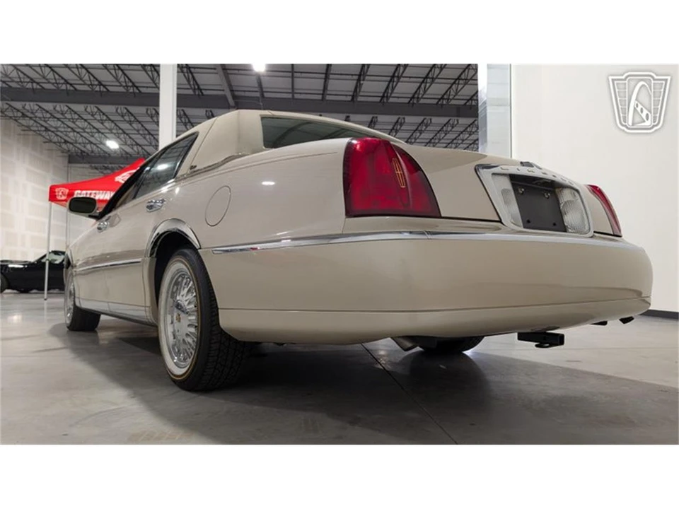 2001 Lincoln Town Car - Image 10 of 31