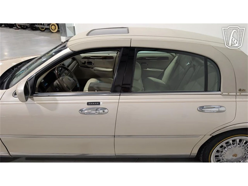 2001 Lincoln Town Car - Image 30 of 31