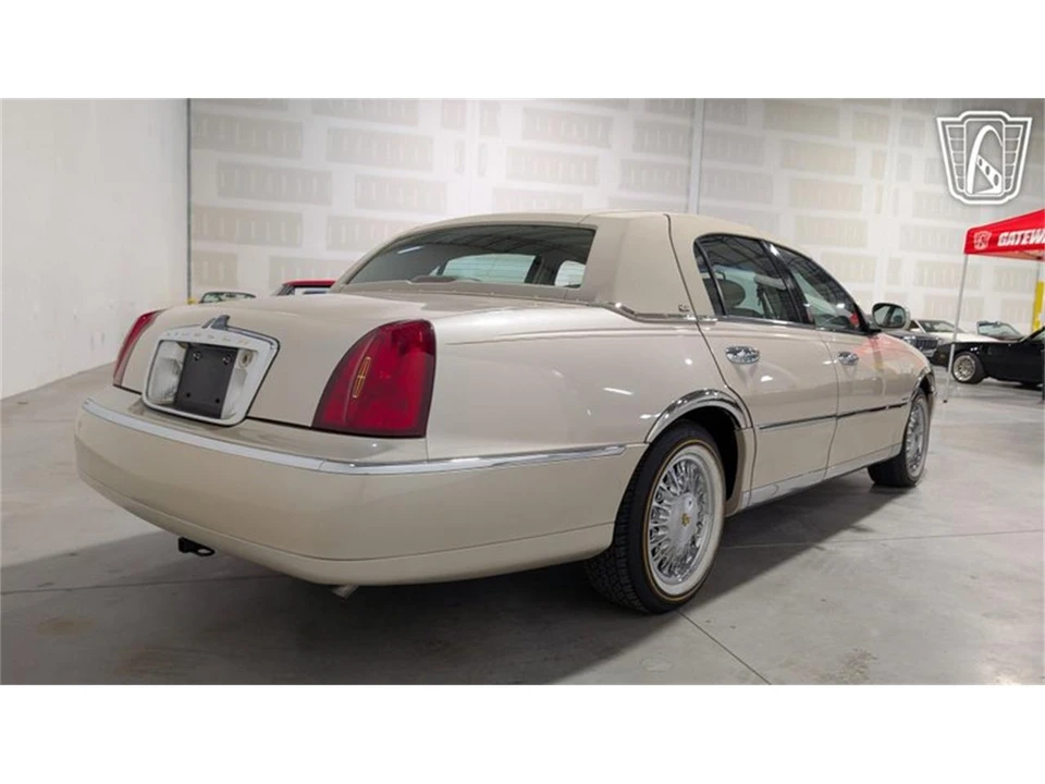2001 Lincoln Town Car - Image 15 of 31