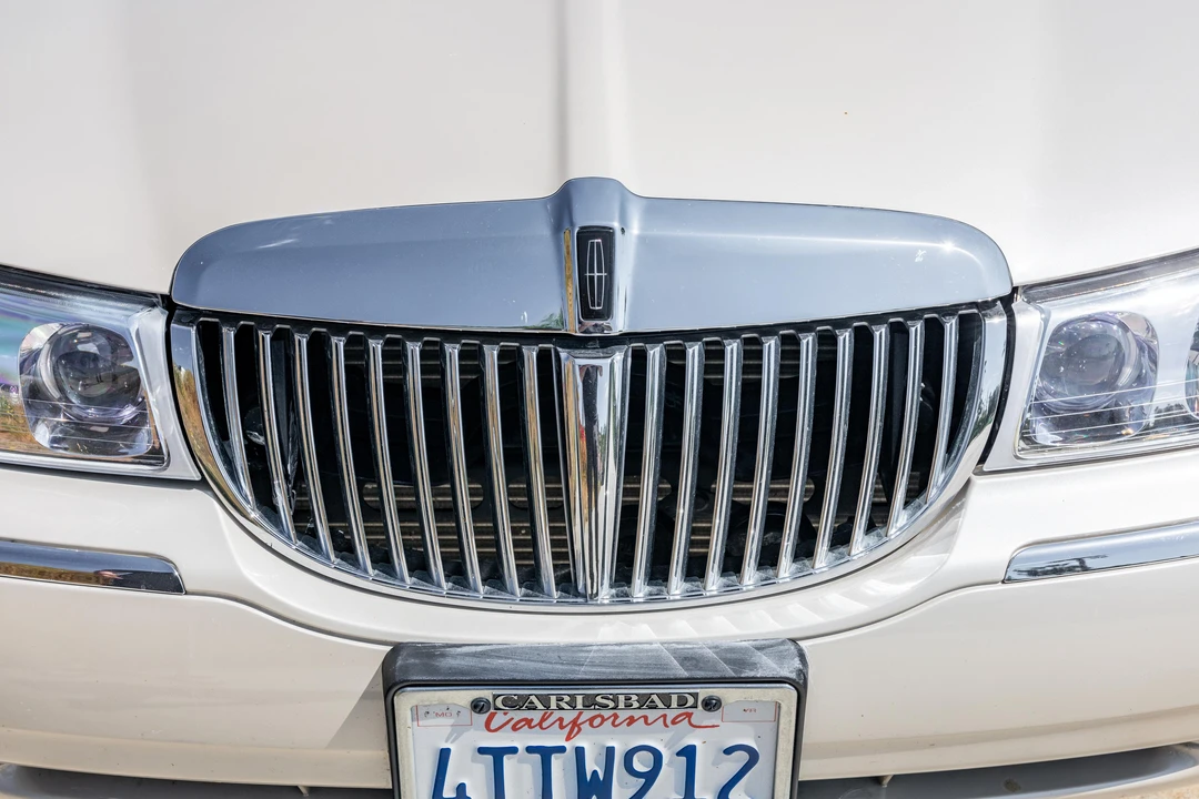 2001 Lincoln Town Car - Image 16 of 31
