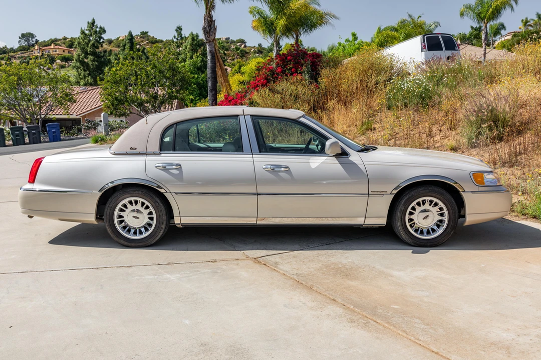 2001 Lincoln Town Car - Image 8 of 31