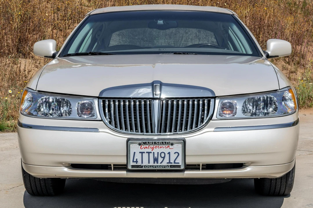 2001 Lincoln Town Car - Image 2 of 31