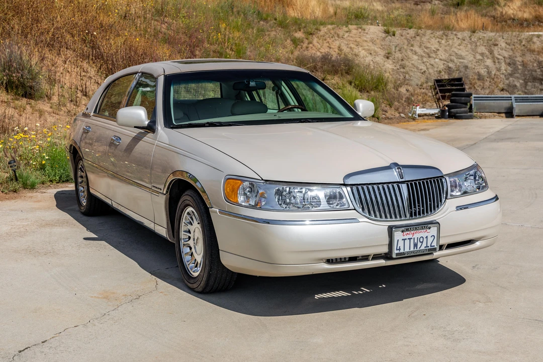 2001 Lincoln Town Car - Image 6 of 31