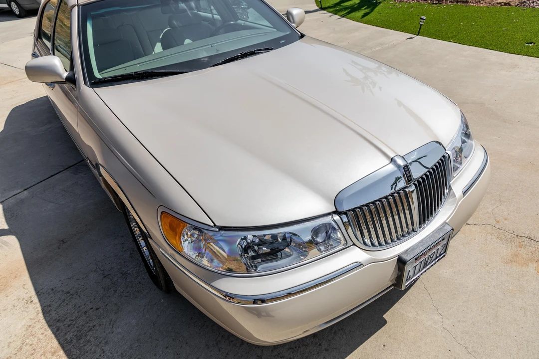 2001 Lincoln Town Car - Image 12 of 31