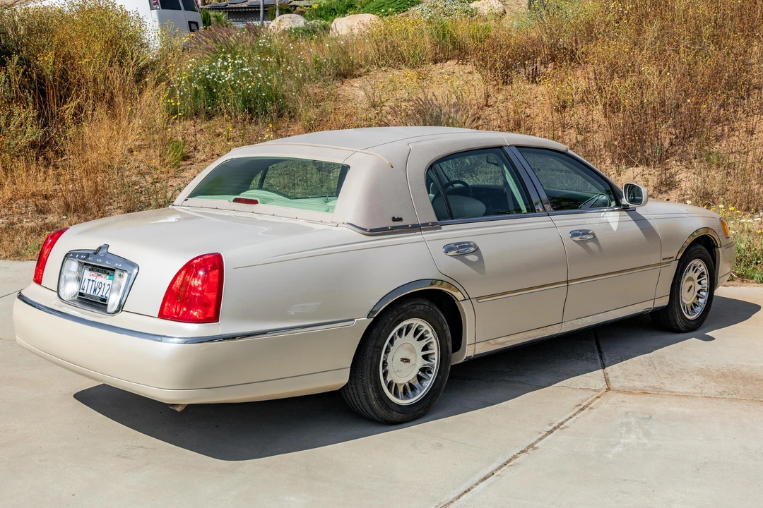 2001 Lincoln Town Car - Image 7 of 31