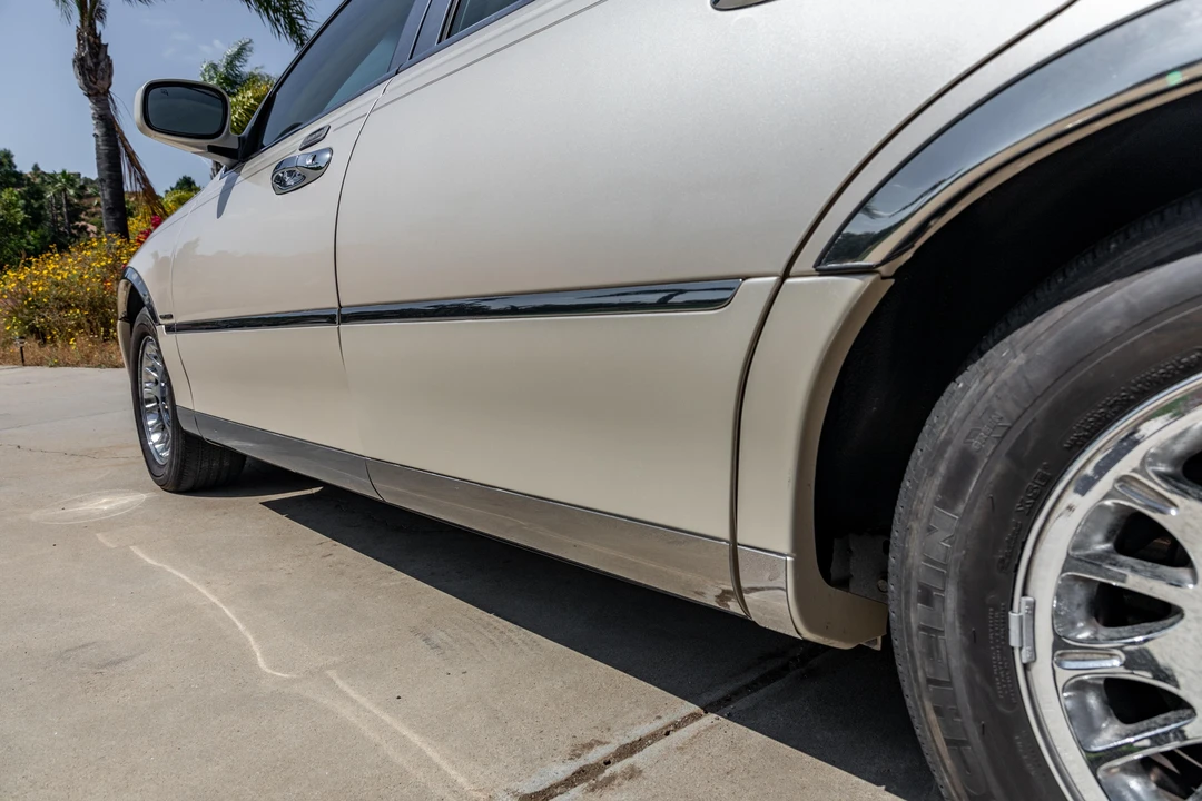 2001 Lincoln Town Car - Image 26 of 31