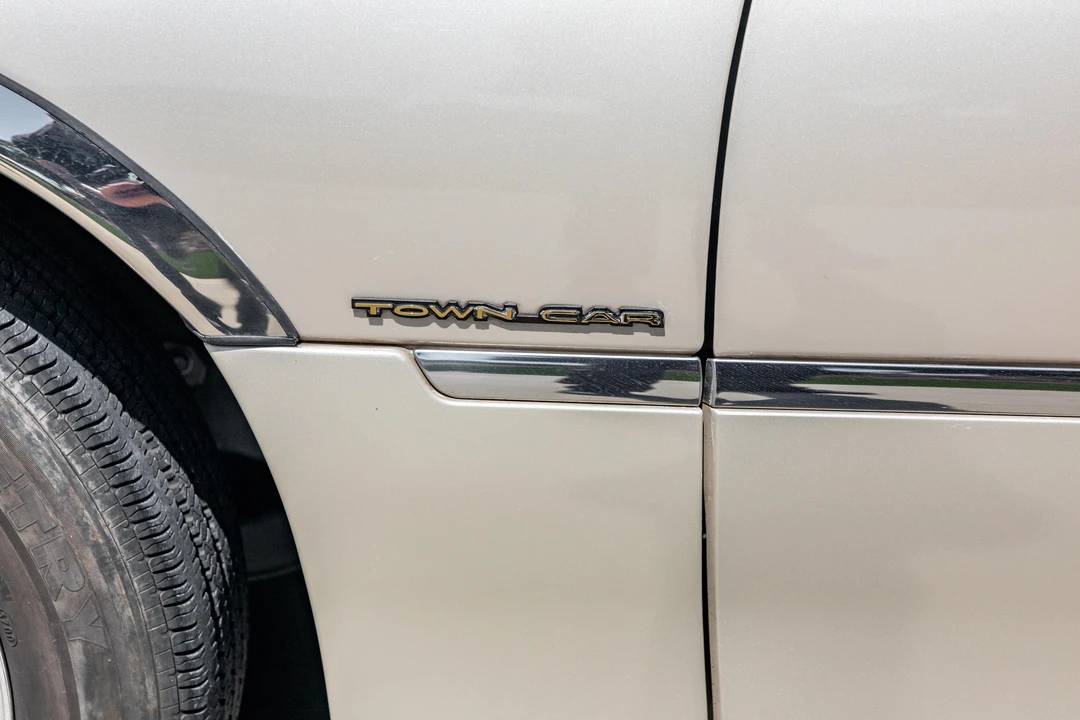 2001 Lincoln Town Car - Image 20 of 31