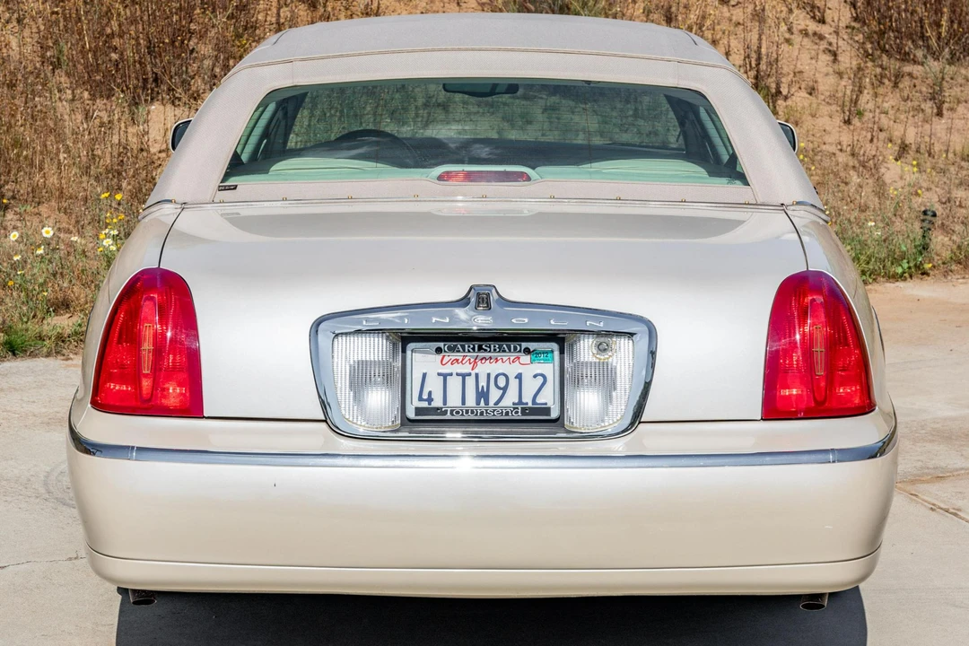 2001 Lincoln Town Car - Image 5 of 31