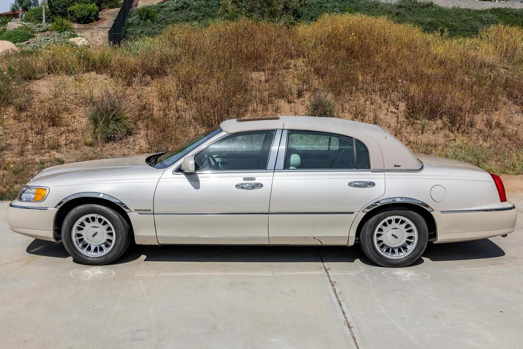 2001 Lincoln Town Car - Image 3 of 31