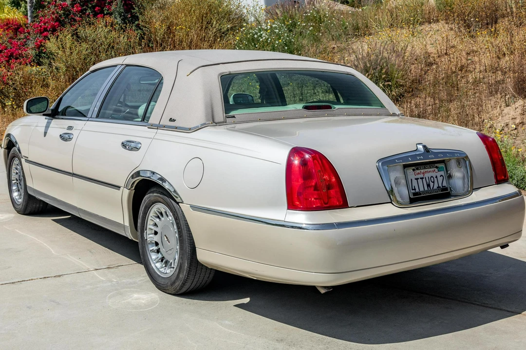2001 Lincoln Town Car - Image 4 of 31