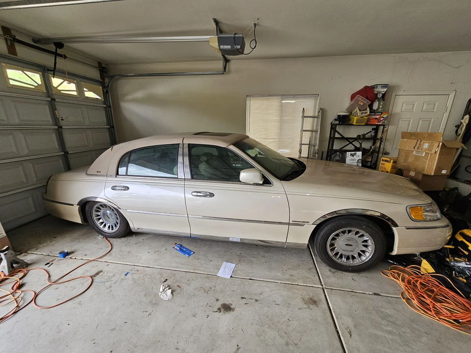 2001 Lincoln Town Car - Image 10 of 31
