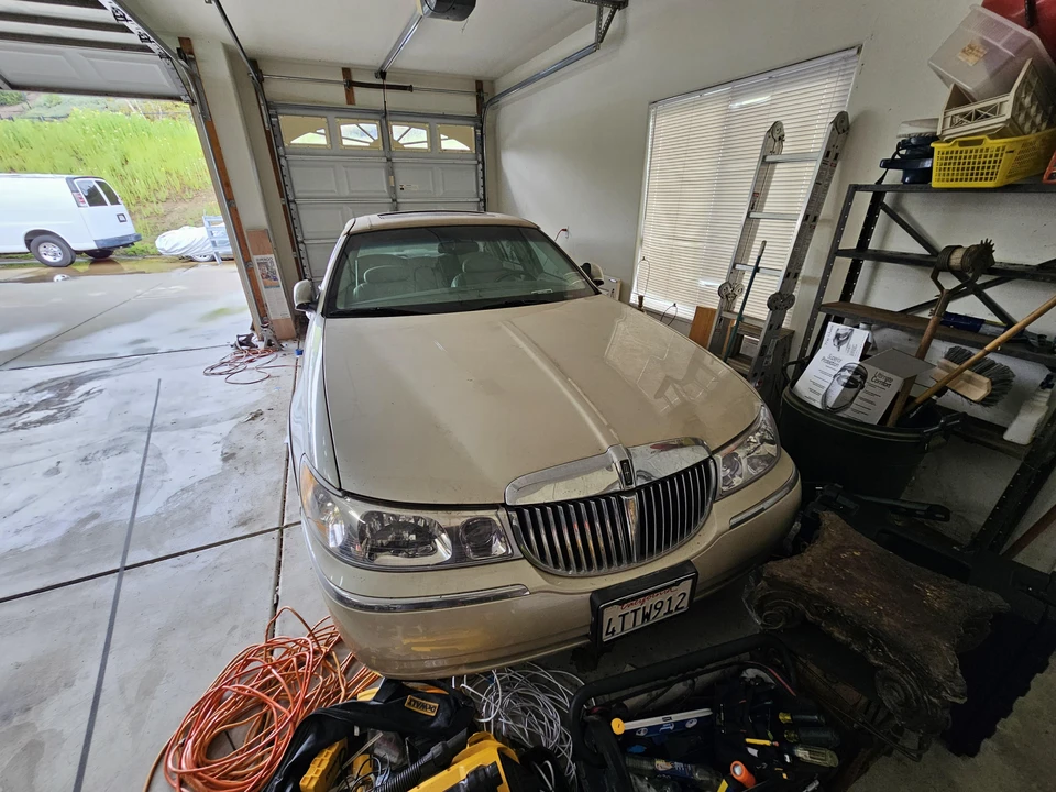2001 Lincoln Town Car - Image 11 of 31